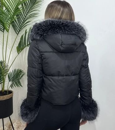 Ostale jakne, kaputi, prsluci: I 12. Ženska kratka štepana jakna sa kapuljačom. Ovaj model jakne — 3