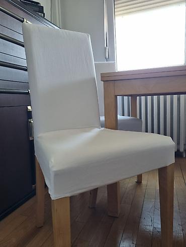 forma ideale ugaone komode: Ikea drveni sto na rasklapanje i četiri stolice. Dimenzije stola: kad — 3