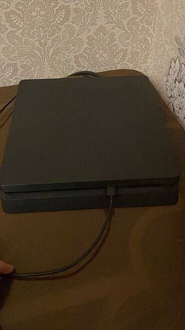 playsation 4: PS4 slim 512 gb 2 ədəd original pult ilə İçində Oyun Yoxdur Bu Qiymətə