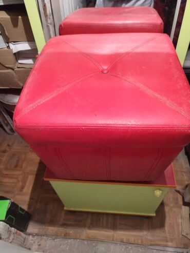 sto za sminkanje emmezeta: Stool, color - Red, Used