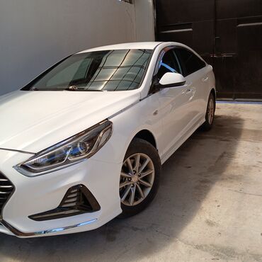 двигатель рехстон: Белый седан Hyundai Sonata с хромированной решеткой радиатора и