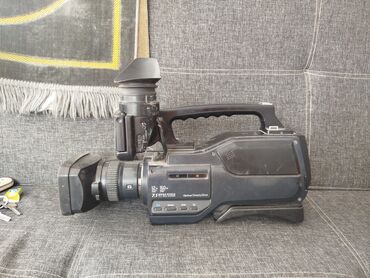 микрофоном: Профессиональная цифровая видеокамера Sony DSR-PD150P, предназначенная