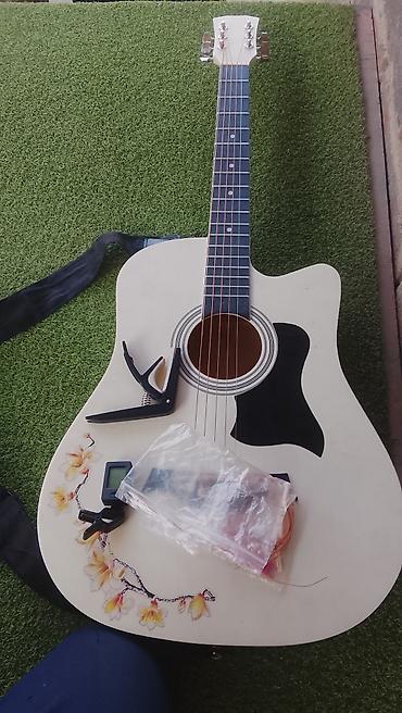 Гитары: Акустическая гитара с вырезом (cutaway), цвет корпуса — белый с — 5