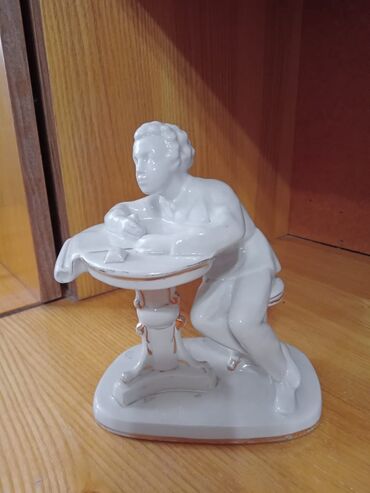 Статуэтки: Фарфоровые Статуэтки ЛФЗ Лось - 1500 сом Пушкин- 1500 сом сломано — 2