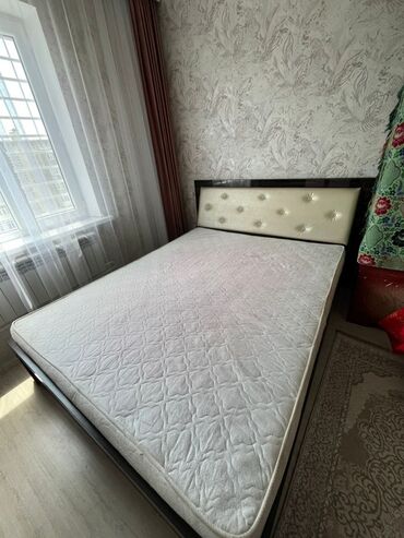 дерево мебель: Продается кровать с матрасом. Каркас кровати выполнен из темного