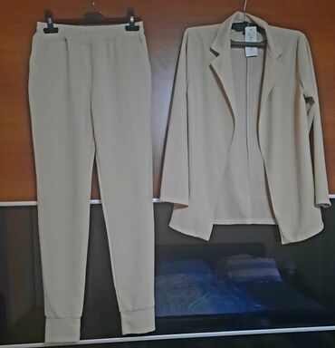 Lične stvari: Komplet sako I pantalone u bež boji
Vel S, M
Novo