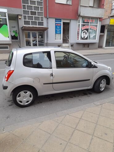 Renault: Renault Twingo – gradski hečbek, 3 vrata, srebrna boja. Karoserija i — 3