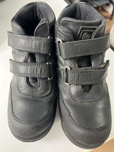 обувь рабочий: 30 размер Детские кожаные ботинки, цвет черный с серыми вставками. -