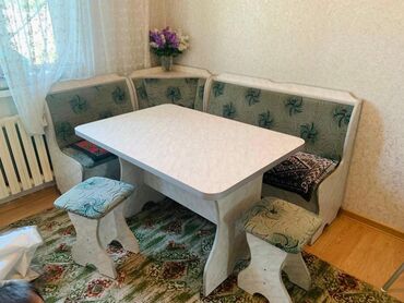 стол и стулья для гостиной в Кыргызстан | Комплекты столов и стульев: Продаю кухонный стол с 3 стульями
 ак ордо лущихина/алыкулова