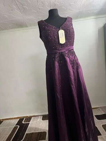 Вечерние платья: Вечерние платья, длинные, на подкладке. 1) Голубое: - Силуэт — 4