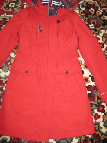 химчистка куртка: Продается б/у осенне-весенняя куртка -плащевка красного цвета