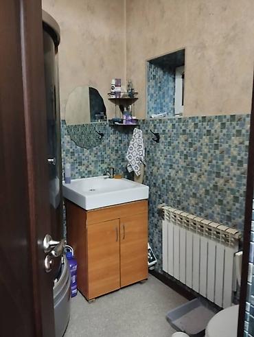 продаю дом ак ордо 1: Продаётся частный дом с большим двором.Имеются гараж, летняя кухня — 8