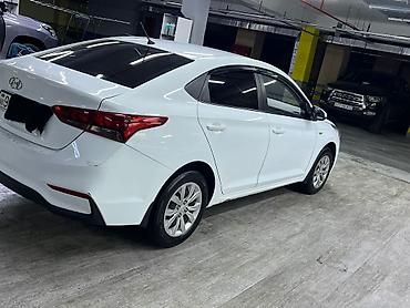 aksent: Hyundai Accent sedan – ağ rəng, iqtisadi və praktik şəhər avtomobili — 2