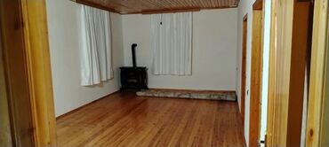 Uzunmüddətli kirayə evlər: Kirayə üçün ev - Plan: İki mərtəbəyə çıxan taxta pilləkənli geniş ev — 7