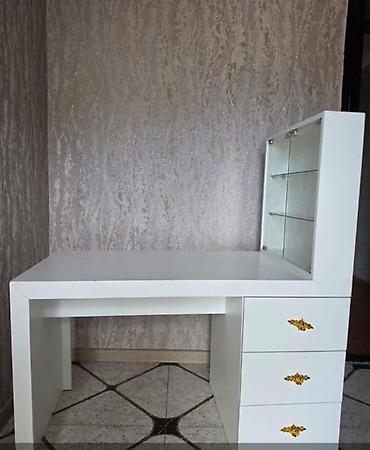 Endirim olundu.Manikur masasi satilir 130azn.Olcu 120x60sm.Yenidi