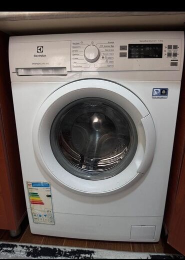 Divanlar: MElectrolux paltaryuyan 6 kq . Qiymet 350 azn.Unvan: Yeni gunesli