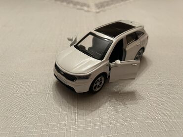 Avtomobil modelləri: Miniatür modell avtomobil – KIA Sorento - Miqyas: təxmini 1:36–1:43 — 5