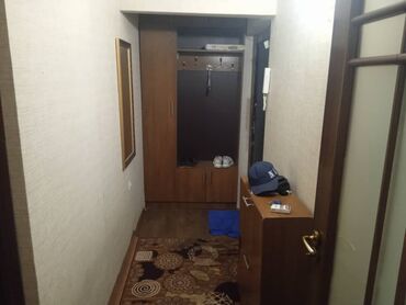 срочно продаётся 1 комнатная квартира в районе ошского рынка по улице кенсуйская: 1 комната, Бытовая техника, Домофон, Парковка