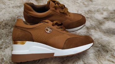 Γυναικεία είδη Υπόδησης: Παπούτσια.
Καινούργια, αφόρετα.
Πολύ άνετα, μέγεθος 41 — 4