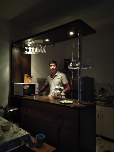 коктейльные столы: Бар үстөлү, тирөөч, Жыгач