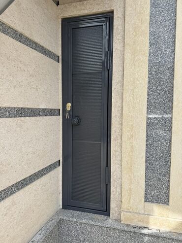 Откатные ворота: Металлические гаражные ворота серого цвета с горизонтальными панелями at lalafo.kg — 2 Откатные ворота: Металлические гаражные ворота серого цвета с горизонтальными панелями — 2