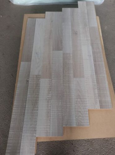 taxta 5 20: Laminat döşəmə panelləri – boz-aşqar taxta teksturalı - Material