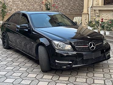 smart avtomobil: Mercedes-Benz C‑Class sedan, qara rəng, AMG üslublu eksteryer paketi — 4
