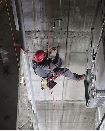 Fasad işləri: Peşəkar sənaye alpinist xidməti – alpinist.az İxtisaslaşma: - Reklam — 25