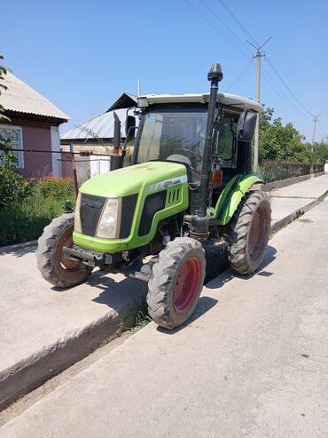 домкрат гидравлический для вытяжки авто: Зеленый сельскохозяйственный трактор с закрытой кабиной