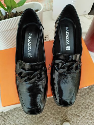 ����������: Ragazza δερμάτινα loafers με τακούνι