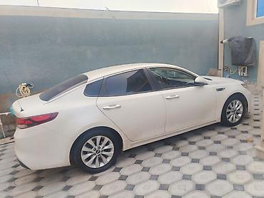 Kia: Kia K5 sedan – ağ rəng, 4 qapı, ön çəkiş. Geniş və komfortlu salonlu — 5