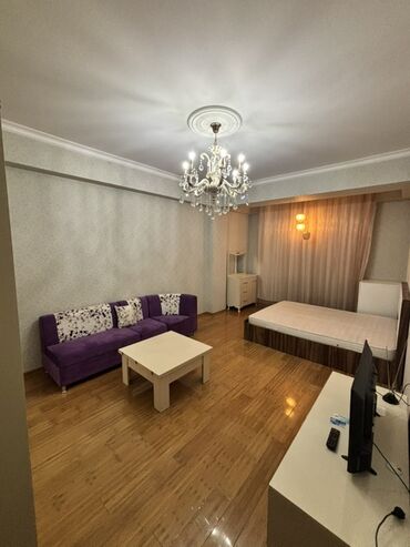 сдача дома в аренду: Geniş, işıqlı studio tipli otaq. Dizaynda klassik çilçıraq, açıq rəng