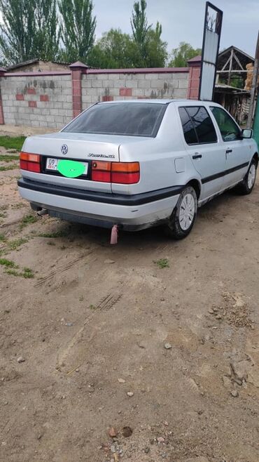 машина ист: Volkswagen Vento - это надежный седан серебристого цвета. Автомобиль