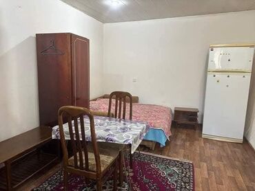 Uzunmüddətli kirayə mənzillər: Otaq mebeli dəsti ən zəruri əşyaları özündə birləşdirir. Buraya