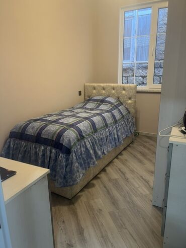 Uzunmüddətli kirayə mənzillər: 4 otag - Zal: Geniş və işıqlı otaq, kristal lüstrlü asma tavan — 23