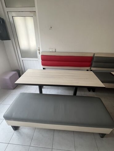 Masa və oturacaq dəstləri: Bu yemək dəstinə rahat oturacaqlar və geniş masa daxildir. Oturacaqlar