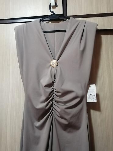 Haljine: Elegantna midi haljina u taupe/sivo-bež boji. Bez rukava, sa V izrezom — 2