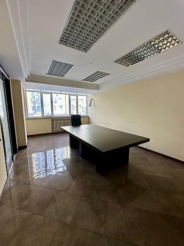 Коммерциялык мүлк: Кеңселерди сатуу 402 м², Ремонтсуз, Көп кабаттуу имарат, 2 кабат — 3