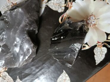 Dekorativ daşlar: Təbii obsidian daş parçaları Məhsulun təsviri: - Vulkanik mənşəli — 2