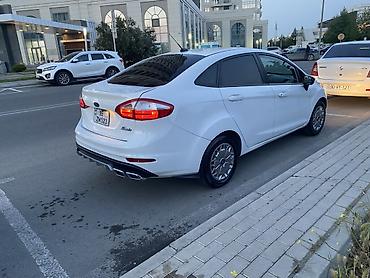 diffuser satisi: Ford Fiesta sedan – ağ rəng, 4 qapı, kompakt sinif. Xarici — 5