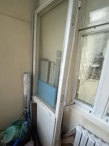 дверной замок: Деревянный оконный блок с балконной дверью. Особенности: - Материал — 2