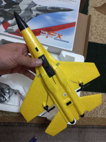 лазер игрушки: Продаю летающий самолет SU-35 с дистанционным пультом. Летает отлично