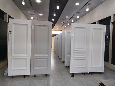 Ağ klassik interyer qapıları – panel dekorlu, hamar mat səthli. - at lalafo.az Ağ klassik interyer qapıları – panel dekorlu, hamar mat səthli. -