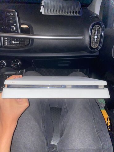 PS4 (Sony PlayStation 4): Sony PlayStation 4 Slim, белая Комплектация и особенности: - Консоль