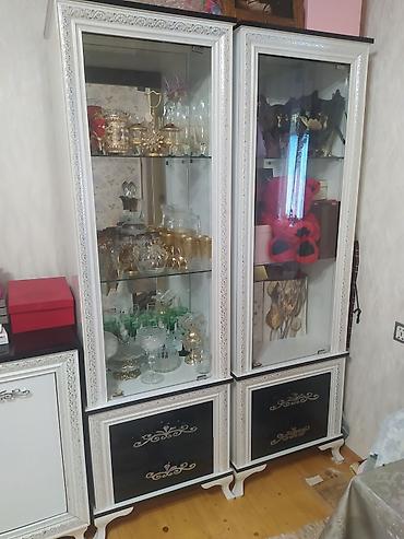 kombi dolabı: - İki qapılı vitrindən ibarət servis dolabı: Ağ-qara klassik dizayn — 1