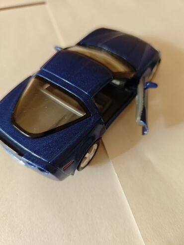 Avtomobil modelləri: Mavi rəngli metal model avtomobil – Chevrolet Corvette (C6) miqyası