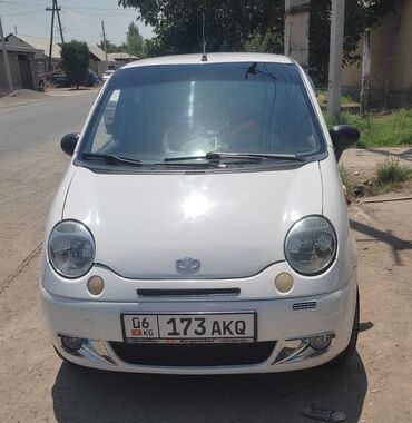 мини электромобиль: Автомобиль Daewoo Matiz белого цвета, компактный городской хэтчбек