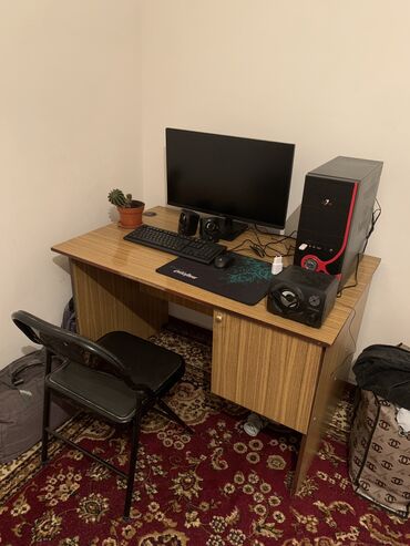 куплю компьютерный стол: Комплект офисной мебели, Стол, цвет - Бежевый, Б/у
