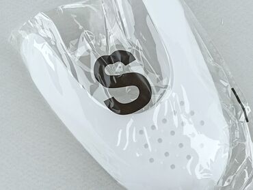 Kobiety: Białe wkładki do butów, znane również jako "anti-crease shields"