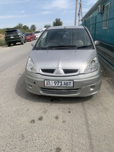 runx alex: Серебристый хэтчбек Mitsubishi Colt с пятидверным кузовом, идеально